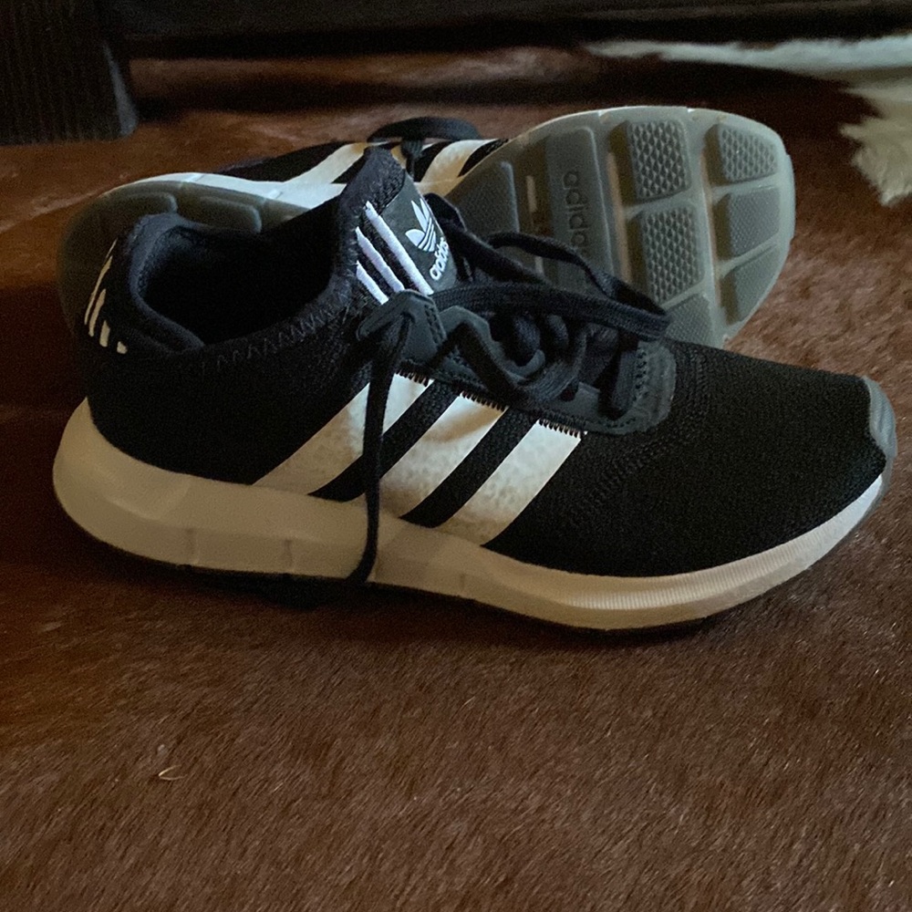 Adidas womens swift size 6